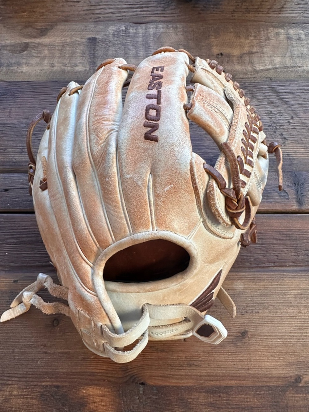 Easton Professional Collection 11.75 PCFP1175 RHT Premium Glove